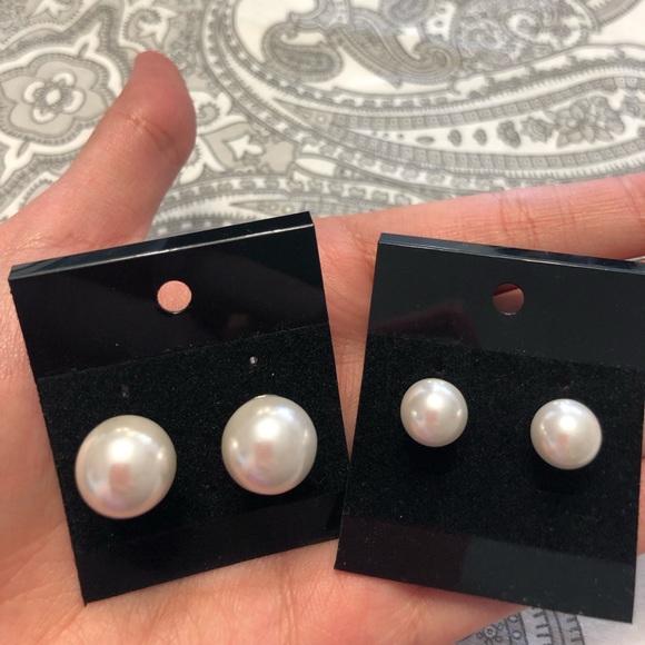 ⬇️ 🌴5 for $20🌴 Two pairs of faux pearl earrings - Picture 3 of 5